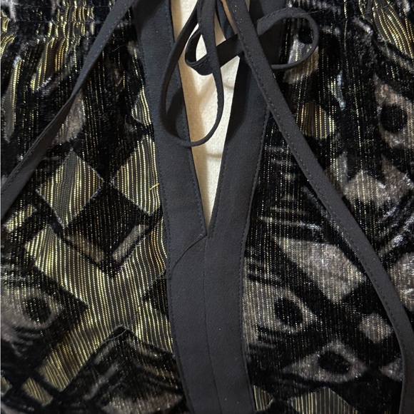 Gibson Latimer Black and Gold Patterned Tunic - Picture 2 of 7